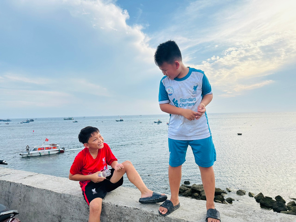 Niềm vui rạng ngời của những em nhỏ trên đảo Lý Sơn khi chiếc diều bay cao. (Ảnh: PV/Vietnam+)