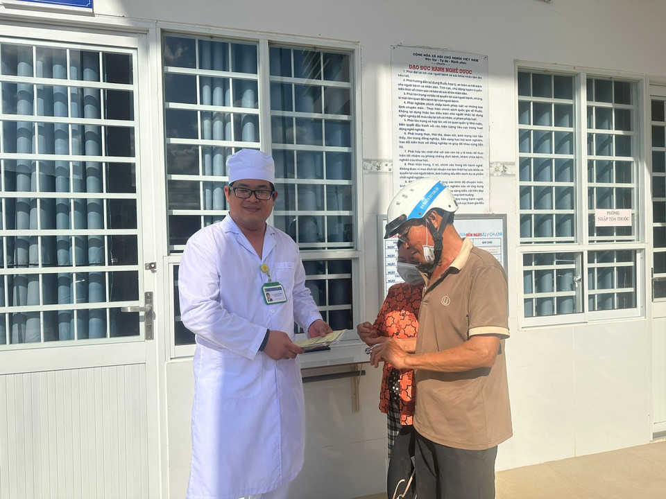 Người dân đến khám tại Trạm Y tế xã Vĩnh Hậu A, huyện Hòa Bình. (Ảnh: T.G/Vietnam+)