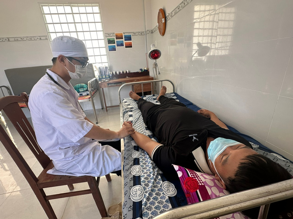 Khám, bắt mạch cho người bệnh tại Trạm Y tế xã xã Vĩnh Hậu A, huyện Hòa Bình. (Ảnh: T.G/Vietnam+)