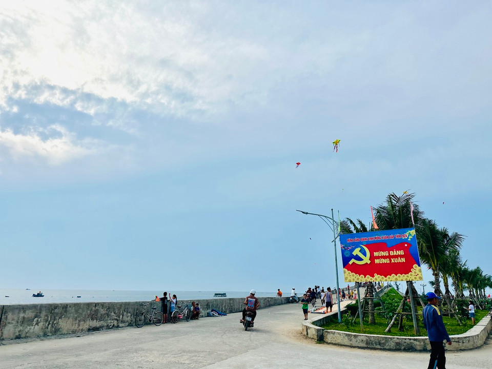 Trong những năm gần đây, Lý Sơn luôn là điểm đến được nhiều du khách lựa chọn cho chuyến hành trình của mình. (Ảnh: PV/Vietnam+)