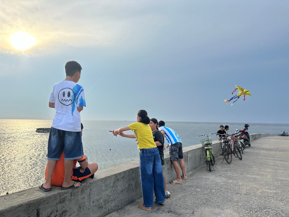 Đến Lý Sơn vào những ngày hè, không khí thả diều thật nên thơ giữa vùng biển tiền tiêu của Tổ quốc. (Ảnh: PV/Vietnam+)