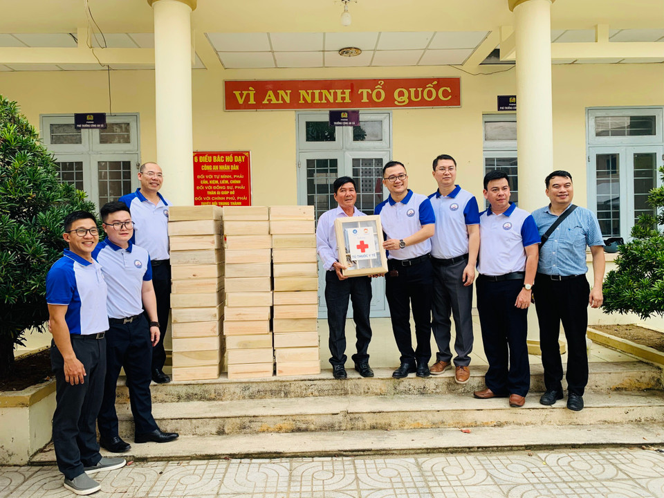 Những tủ thuốc sẽ tiếp thêm động lực để ngư dân tiếp tục ngày đêm bám biển, góp phần giữ gìn và bảo vệ chủ quyền Tổ quốc. (Ảnh: PV/Vietnam+)