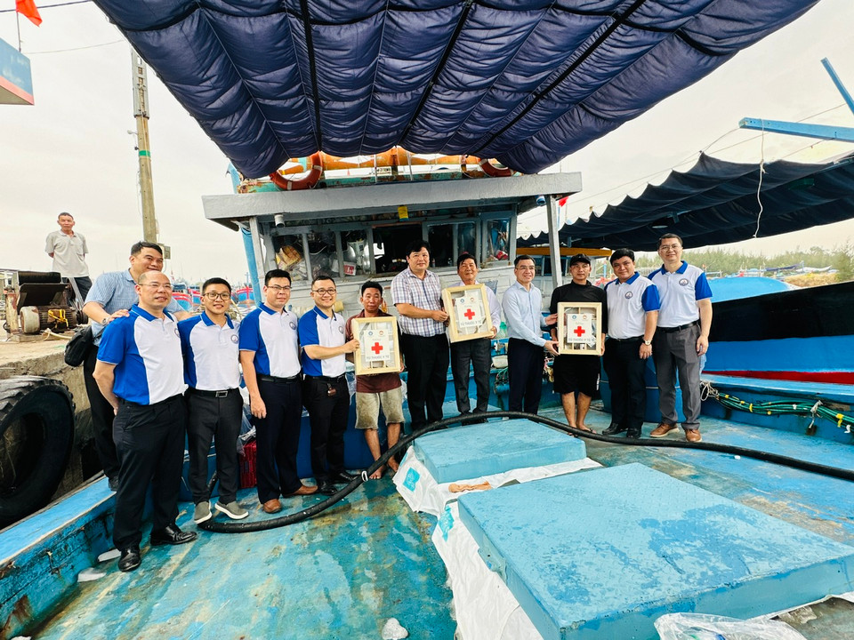 Ngoài tặng tủ thuốc, đoàn công tác còn khám bệnh miễn phí cho người dân... (Ảnh: PV/Vietnam+)