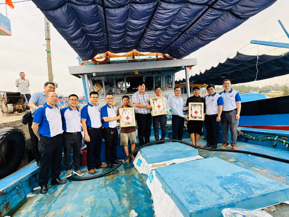 Ngoài tặng tủ thuốc, đoàn công tác còn khám bệnh miễn phí cho người dân... (Ảnh: PV/Vietnam+)