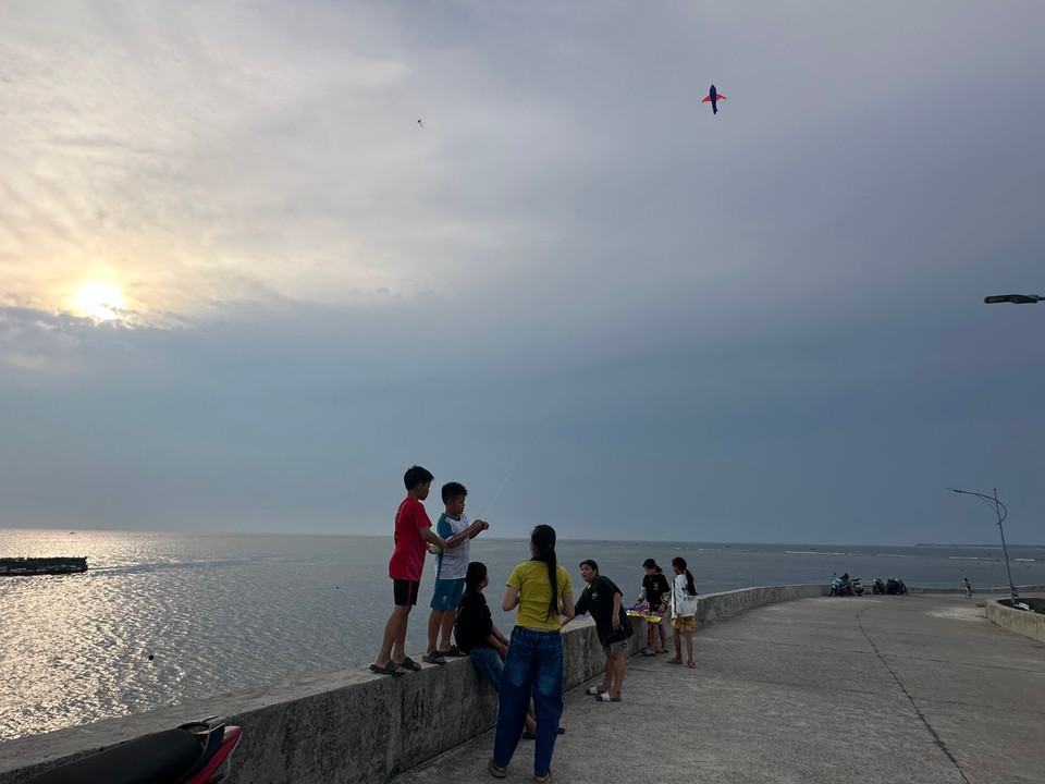 Dưới ánh nắng chiều, mặt biển như một chiếc gương khổng lồ. (Ảnh: PV/Vietnam+)