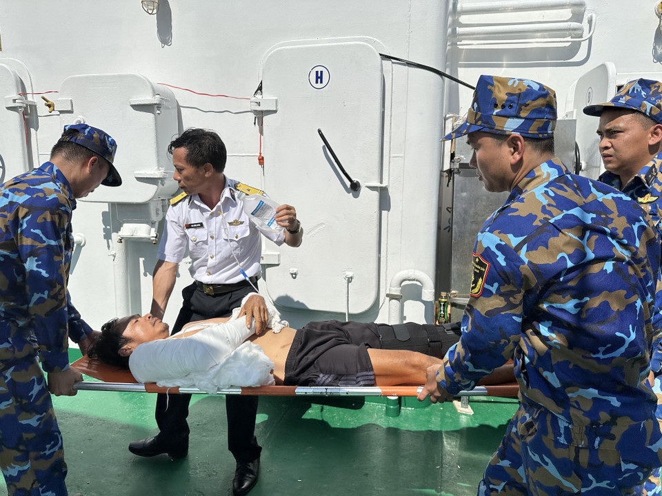 Hỗ trợ y tế, chăm sóc sức khỏe cho ngư dân nơi biển đảo là một trong những nhiệm vụ trọng tâm tại quần đảo Trường Sa. (Ảnh: Thùy Giang/Vietnam+)