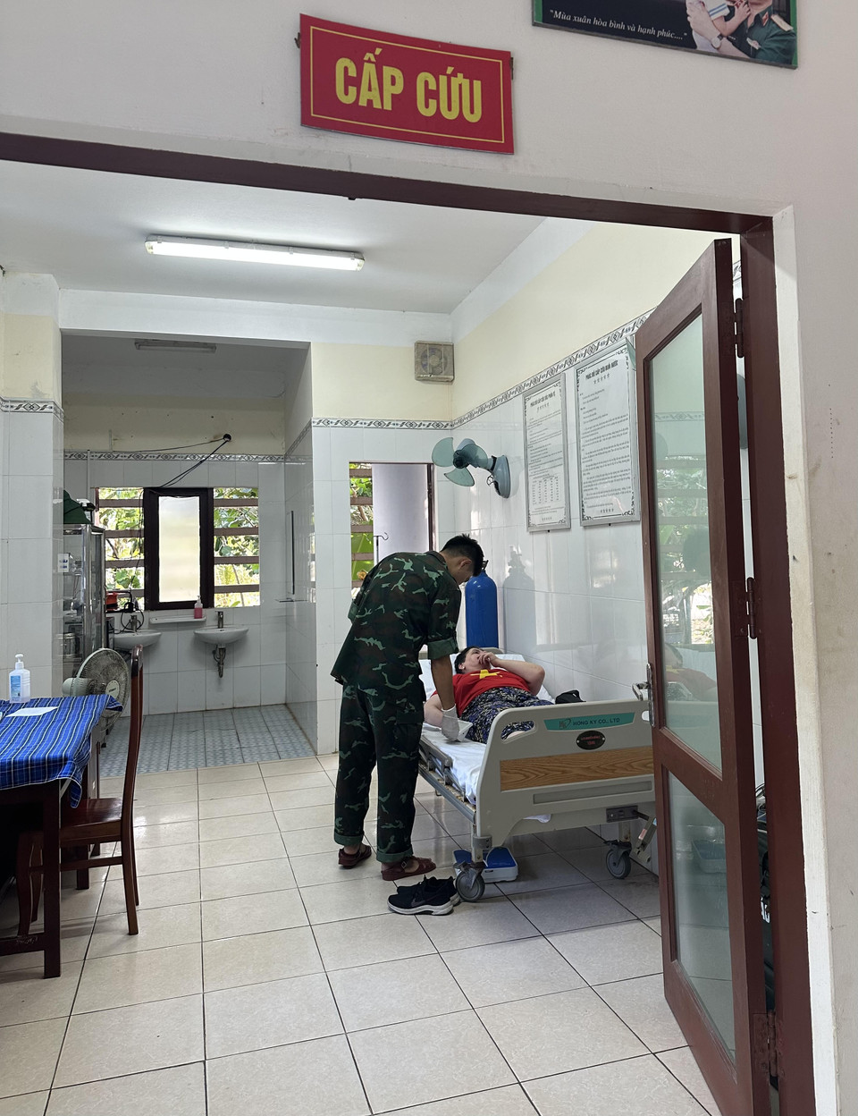 Trung tâm y tế Trường Sa đảm bảo chức năng của một bệnh viện như trong đất liền. Năm 2022, Trung tâm y tế đảo Trường Sa đã khám và điều trị cho gần 1.400 lượt người (quân 378 lượt, ngư dân 1.018 lượt), cấp cứu 33 ca (quân 13 ca, ngư dân 20 ca). (Ảnh: Thùy Giang/Vietnam+)