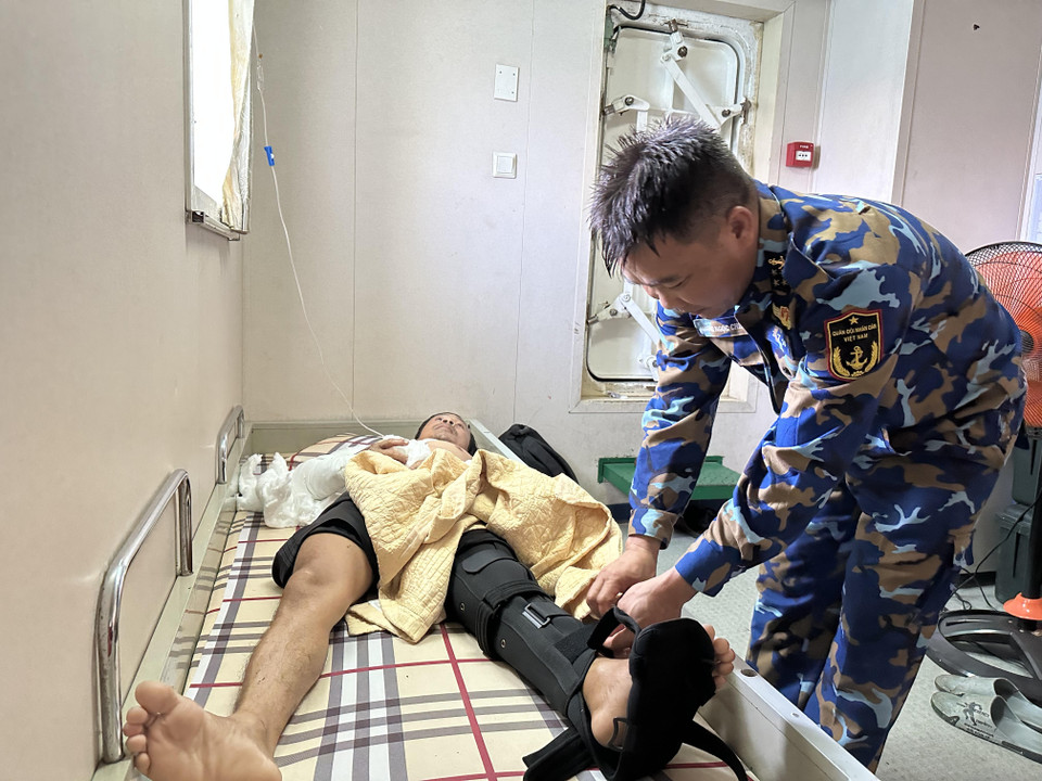 Mỗi người lính quân y sẽ là điểm tựa của nhân dân, cán bộ, chiến sỹ nơi đảo xa để cứu chữa những người gặp nạn trên biển bất cứ lúc nào. (Ảnh: Thùy Giang/Vietnam+)
