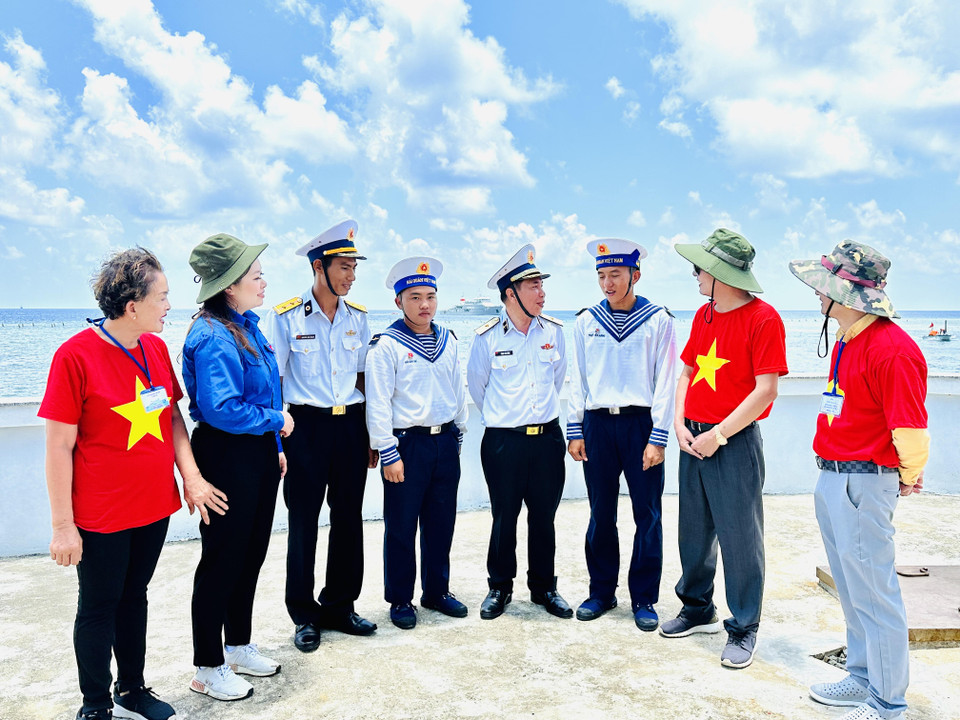  Với mỗi Kiều bào, khi đến với đảo Trường Sa, họ cảm nhận rõ hơn sự can trường của quân và dân ta trong sự nghiệp bảo vệ biển đảo quê hương. (Ảnh: Thùy Giang/Vietnam+)