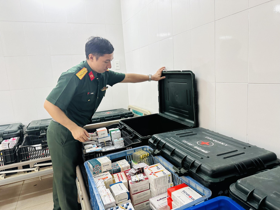 Kho thuốc tại Bệnh xá đảo Trường Sa đa dạng để đảm bảo phục vụ tốt cho công tác khám chữa bệnh. (Ảnh: Thùy Giang/Vietnam+)
