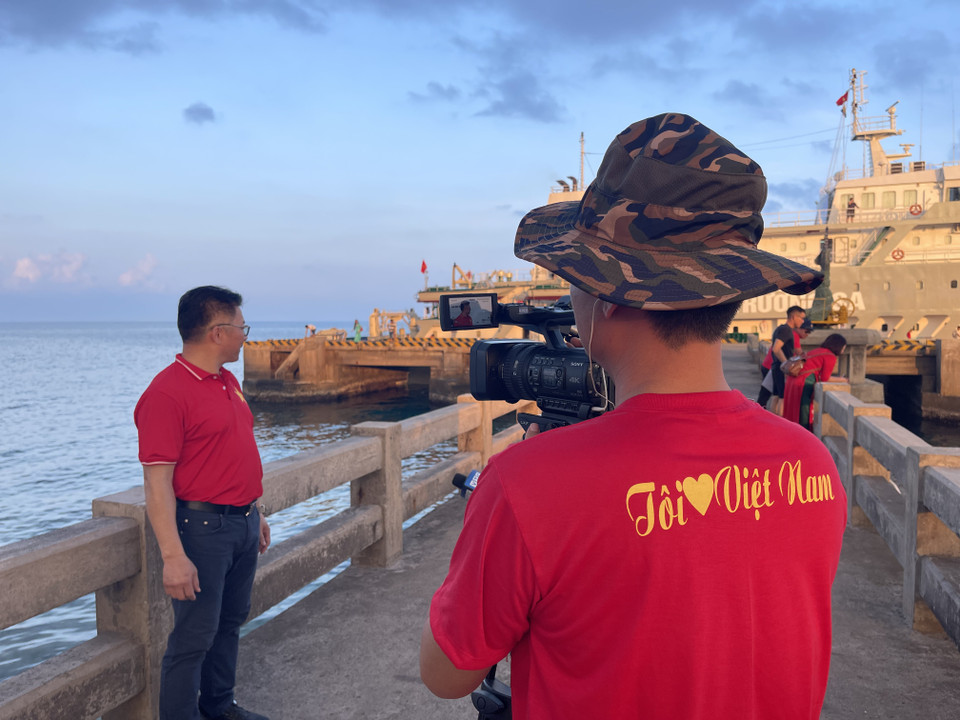  Với những người làm báo, tác nghiệp ở các vùng biển đảo trong thời tiết nắng gắt đã mệt nhưng khi gặp áp thấp nhiệt đới, trời mưa thì đó thật sự là một thử thách không hề nhỏ. (Ảnh: PV/Vietnam+)