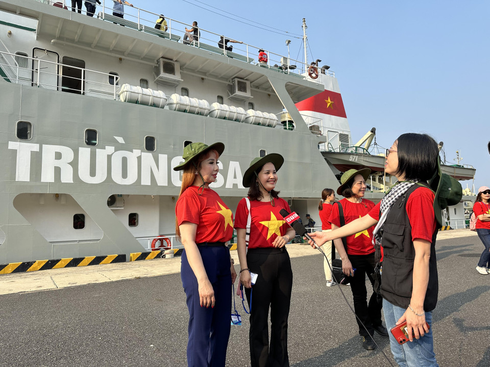 Nhà báo Lương Thị Hải Luyến - Đài truyền hình kỹ thuật số VTC phỏng vấn các kiều bào. (Ảnh: Thùy Giang/Vietnam+)