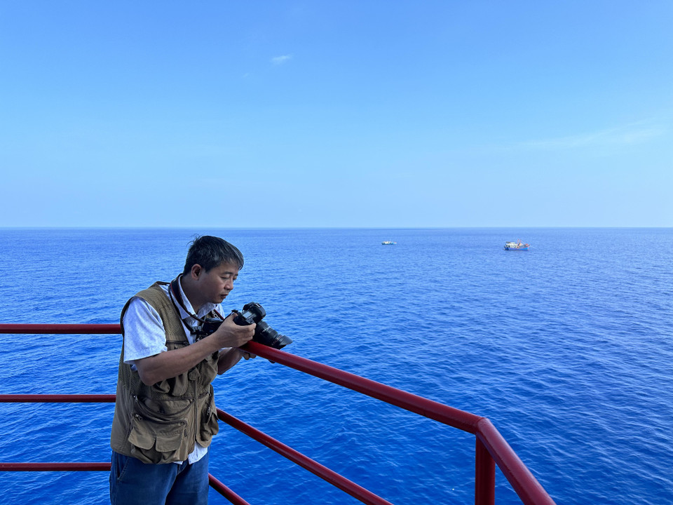 Nhiếp ảnh gia Nguyễn Tuấn Anh cho biết với nhiều người, hải trình đến với Trường Sa là một vinh dự, một niềm tự hào lớn, là chuyến đi của cuộc đời. (Ảnh: Thùy Giang/Vietnam+)
