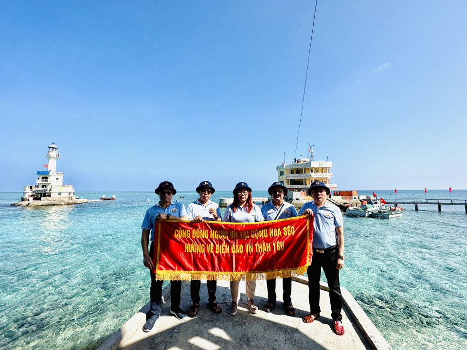 Đoàn Kiều bào Séc chụp ảnh lưu niệm trên đảo. (Ảnh: Thùy Giang/Vietnam+)