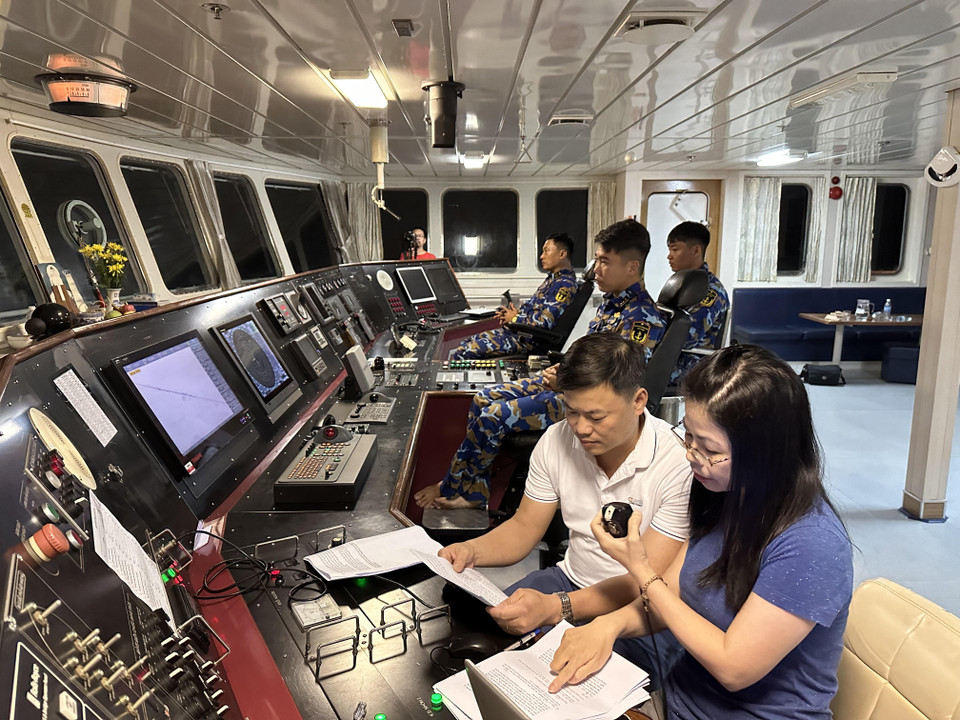 Nhà báo Nguyễn Lan Phương - Đài Tiếng nói Việt Nam làm bản tin phát thanh trên Tàu 571. (Ảnh: Thùy Giang/Vietnam+)