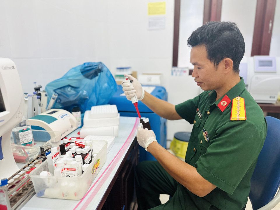 Các y bác sỹ tại Bệnh xá đảo Trường Sa làm công tác xét nghiệm. (Ảnh: Thùy Giang/Vietnam+)