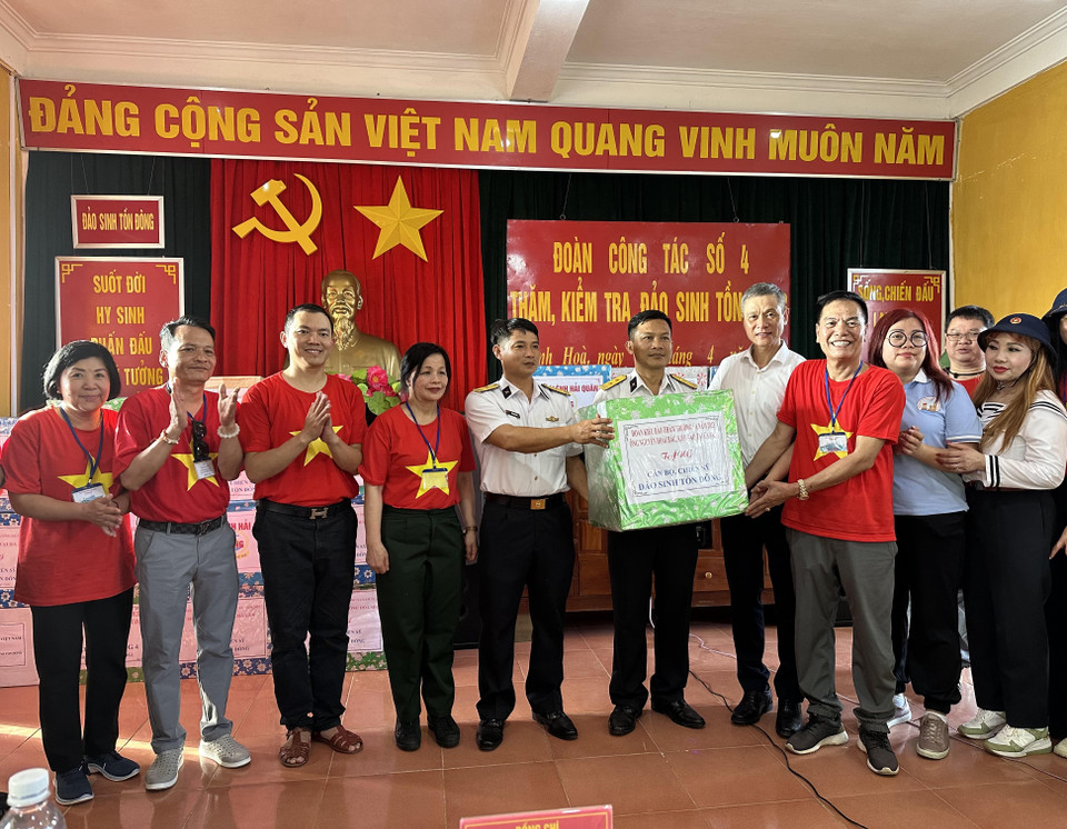 Những món quà ân tình Kiều bào gửi tặng đến các chiến sỹ trên đảo Sinh Tồn Đông. (Ảnh: Thùy Giang/Vietnam+)