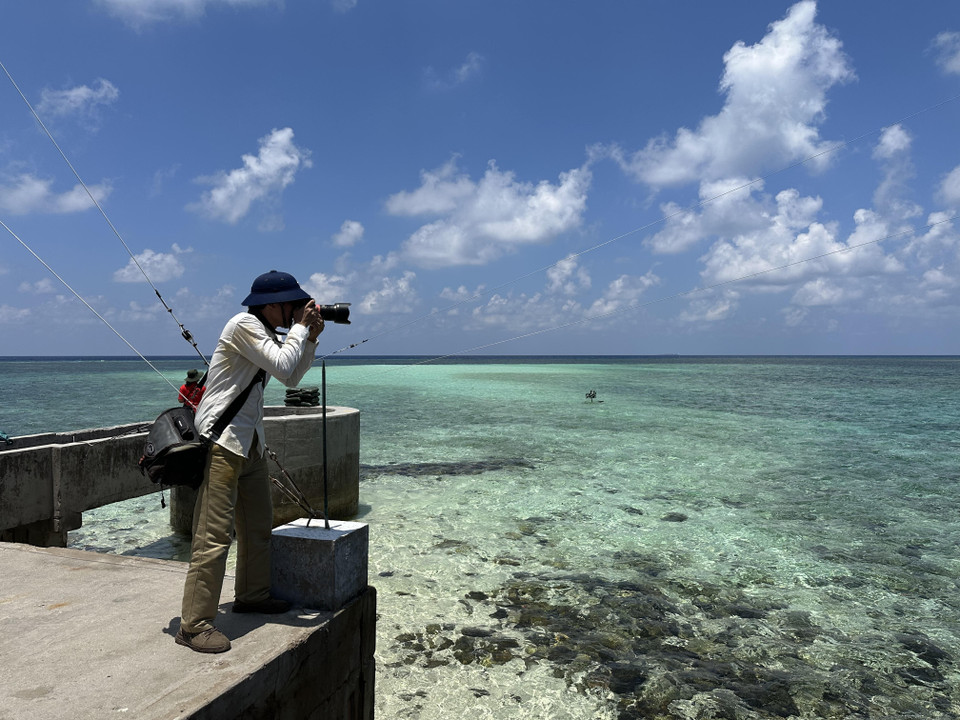 Đội ngũ nhà báo/nhiếp ảnh gia truyền tải những hình ảnh chân thực về cuộc sống của quân và dân nơi đầu sóng ngọn gió đến với Nhân dân cả nước. (Ảnh: Thùy Giang/Vietnam+)