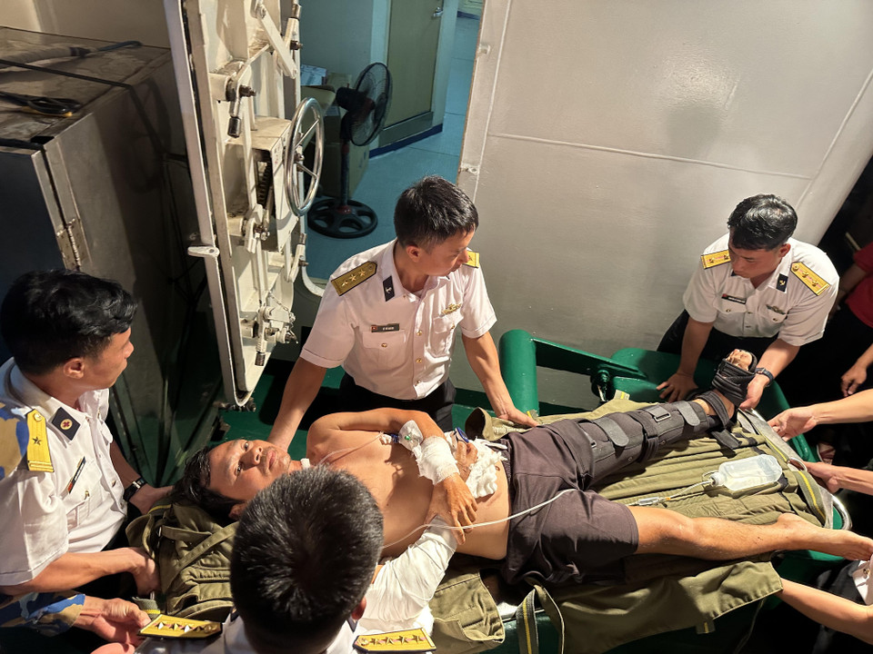 Ngư dân Hải được vận chuyển lên Tàu 571. (Ảnh: Thùy Giang/Vietnam+)