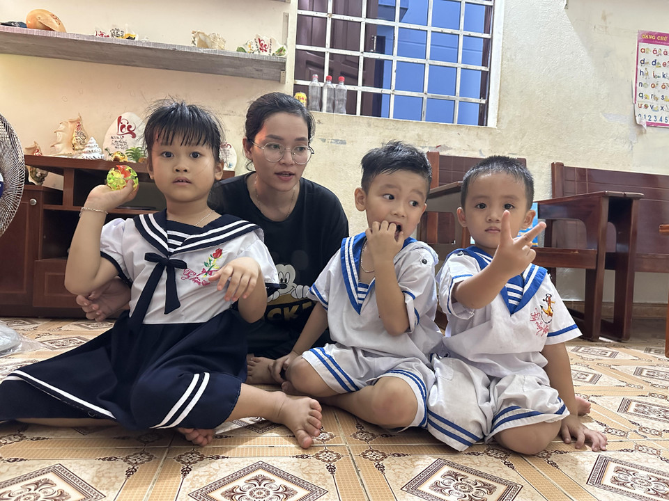 Chị Nguyễn Thị Mỹ Dung cho biết đã sinh sống tại đảo được 5 năm nay, chị cũng sinh một người con ngay trên đảo Trường Sa. (Ảnh: Thùy Giang/Vietnam+). 