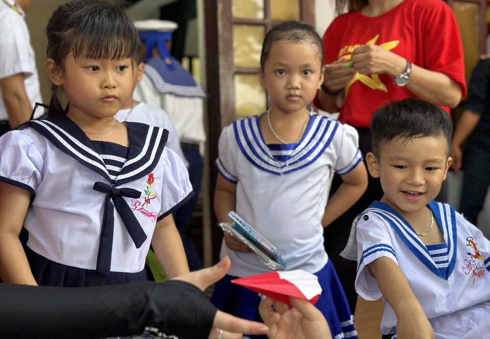Những em bé ở Trường Sa với nét hồn nhiên, đáng yêu. (Ảnh: Thùy Giang/Vietnam+)