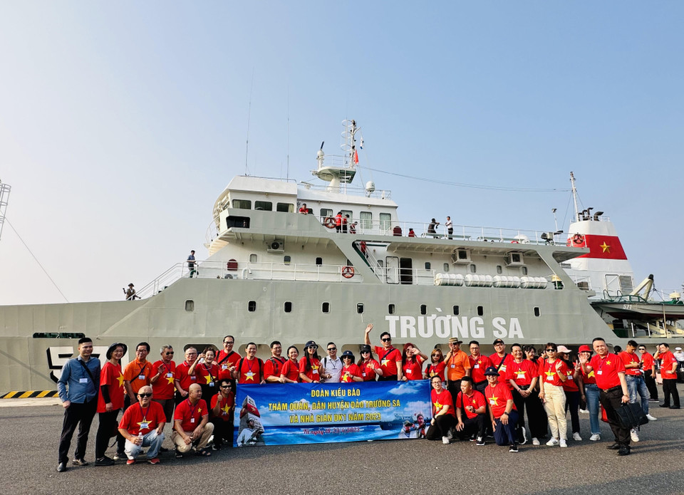 Trên hải trình của Đoàn công tác số 4/2023 đến với Trường Sa trên Tàu 571, có 47 Kiều bào ở 22 quốc gia, đại diện cho hơn 5,3 triệu Kiều bào xa Tổ quốc tham gia để hiểu rõ hơn về biển đảo quê hương. (Ảnh: Thùy Giang/Vietnam+)