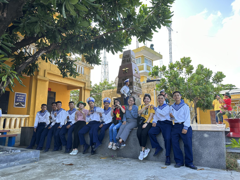 Phút giao lưu của các nhà báo nữ với các chiến sỹ trên đảo Sinh Tồn Đông. (Ảnh: PV/Vietnam+)