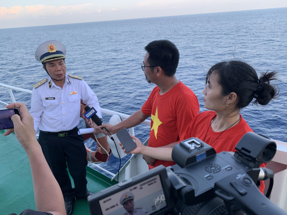 Các nhà báo phỏng vấn Chuẩn đô đốc Phạm Văn Hùng - Phó Tham mưu trưởng Quân chủng Hải quân, Trưởng Đoàn công tác số 4/2023. (Ảnh: PV/Vietnam+)(Ảnh: PV/Vietnam+)