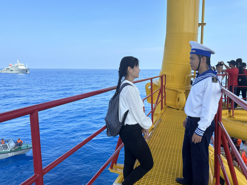 Phỏng vấn một chiến sỹ hải quân trên Nhà giàn DK1 Phúc Tần. (Ảnh: PV/Vietnam+)