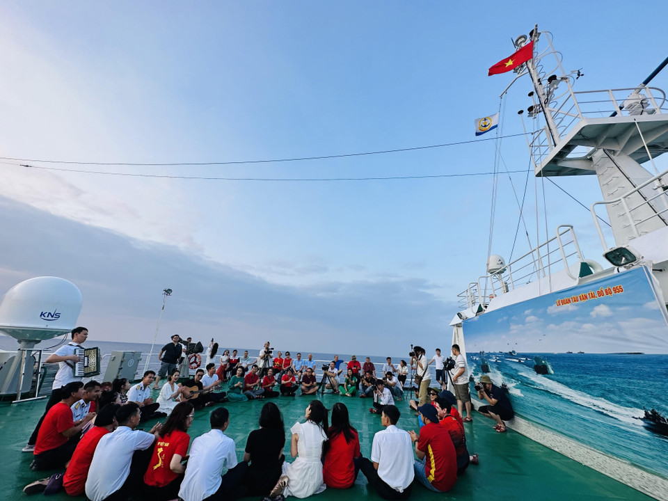  Họ hòa cùng nhịp sóng Trường Sa, hát vang bài ca đoàn kết, khát khao tận hiến cho quê hương, để triệu trái tim Việt cùng hòa chung nhịp đập với biển đảo thân yêu. (Ảnh: Thùy Giang/Vietnam+)