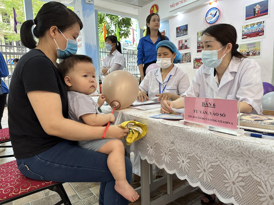 Bàn tư vấn, vào sổ cho các phụ huynh và trẻ nhỏ. (Ảnh: Thùy Giang/Vietnam+)