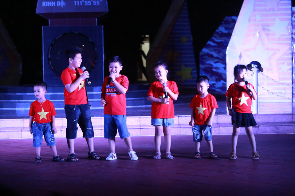 Buổi tối ở đảo Trường Sa, các bé được xem và biểu diễn văn nghệ cùng đoàn công tác. (Ảnh: Hồng Sơn/Vietnam+)