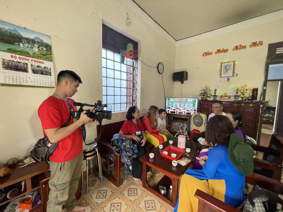 Quay phim Mai Văn Dinh - Truyền hình Kỹ thuật số VTC ghi hình các hình ảnh giao lưu giữa kiều bào và người dân tại một hộ dân ở đảo Trường Sa lớn. (Ảnh: PV/Vietnam+)