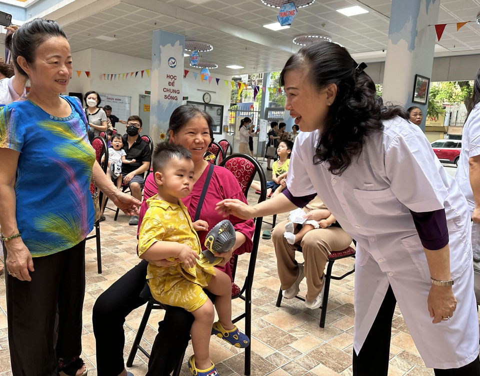 Bộ trưởng Bộ Y tế Đào Hồng Lan thăm hỏi một trường hợp. (Ảnh: Thùy Giang/Vietnam+)