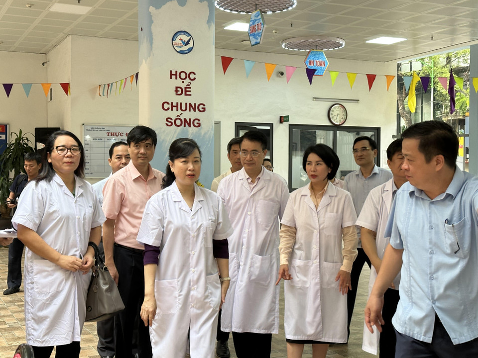 Bộ trưởng Bộ Y tế Đào Hồng Lan đã đi thăm và kiểm tra công tác tổ chức Chiến dịch bổ sung Vitamin A cho trẻ em tại điểm Trường Tiểu học Phan Chu Trinh, quận Ba Đình, Hà Nội. (Ảnh: Thùy Giang/Vietnam+)