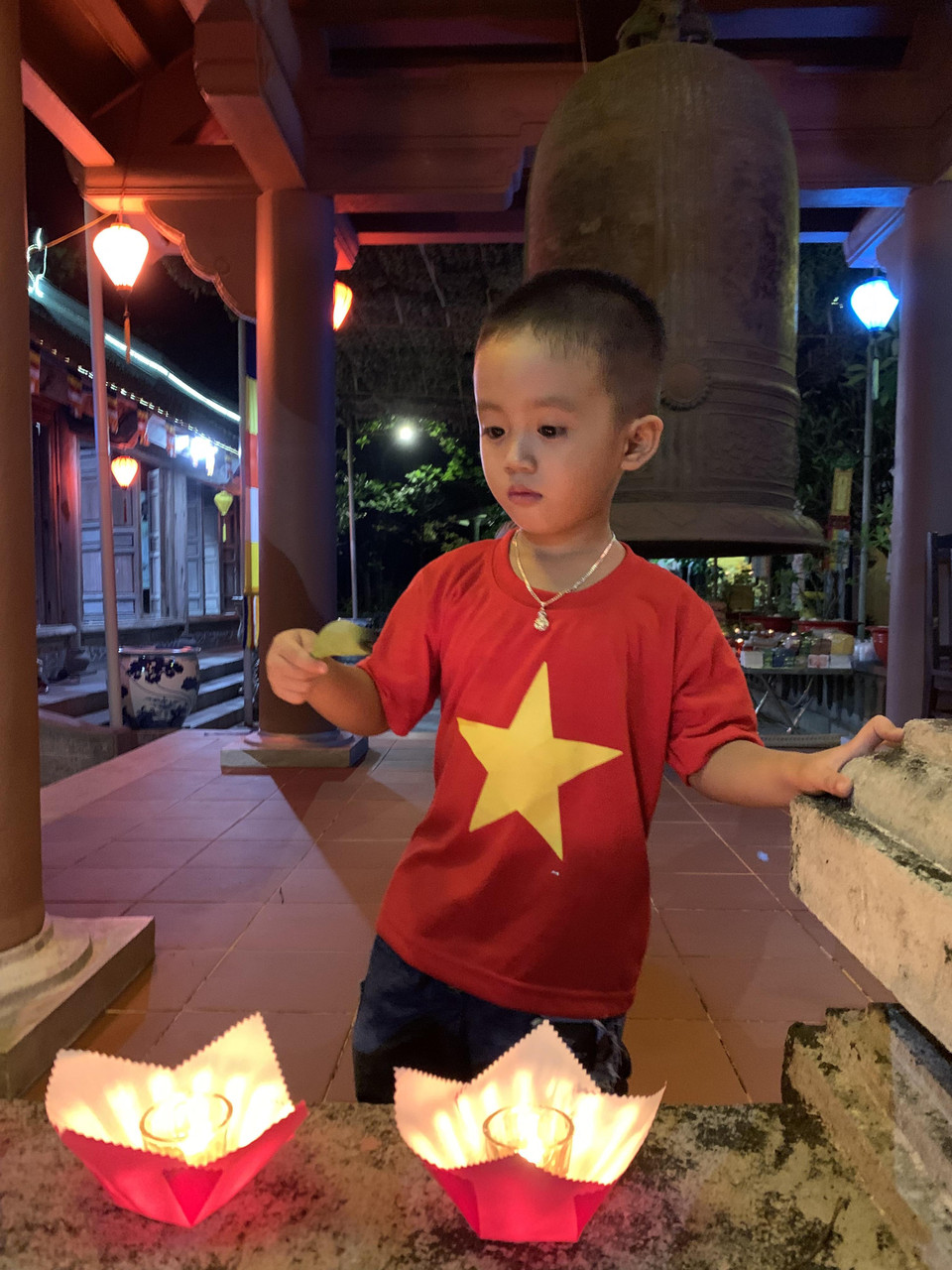 Các em nhỏ lạ lẫm khi thấy những ánh nến lung linh của Lễ cầu siêu tại đảo Trường Sa. (Ảnh: PV/Vietnam+) 