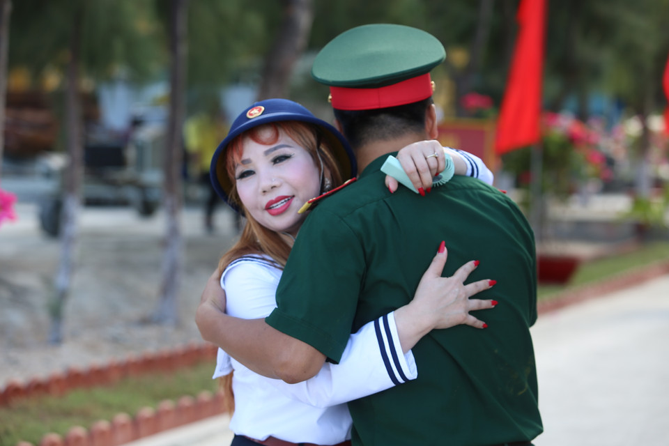 Hình ảnh về biển đảo, về quân và dân ở Trường Sa sẽ là những câu chuyện cảm động ý nghĩa mà Kiều bào sẽ kể lại với con cháu khi trở về nước. (Ảnh: Hồng Sơn/Vietnam+)