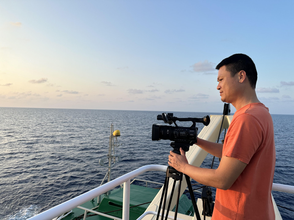 Các quay phim kỳ công để có những thước phim đẹp nhất về quần đảo Trường Sa. (Ảnh: PV/Vietnam+)
