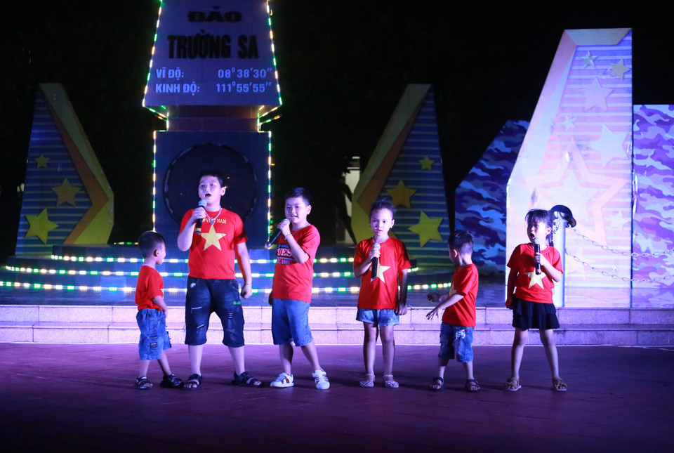 Quê em ở Trường Sa / Những đảo chìm đảo nổi / Quê em có biển trời / Bốn mùa xanh bao la / Sinh ra ở Trường Sa / Em là con của biển… là lời bài hát các bé thể hiện. (Ảnh: Hồng Sơn/Vietnam+)