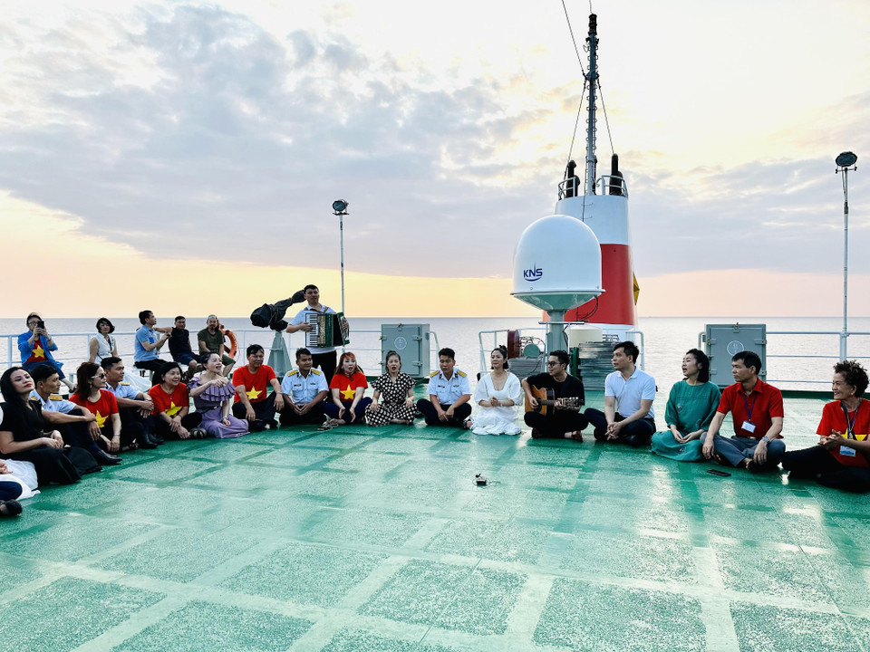 Buổi giao lưu văn nghệ với Kiều bào trên Tàu 571 trên hải trình đến với đảo Trường Sa. (Ảnh: Thùy Giang/Vietnam+)