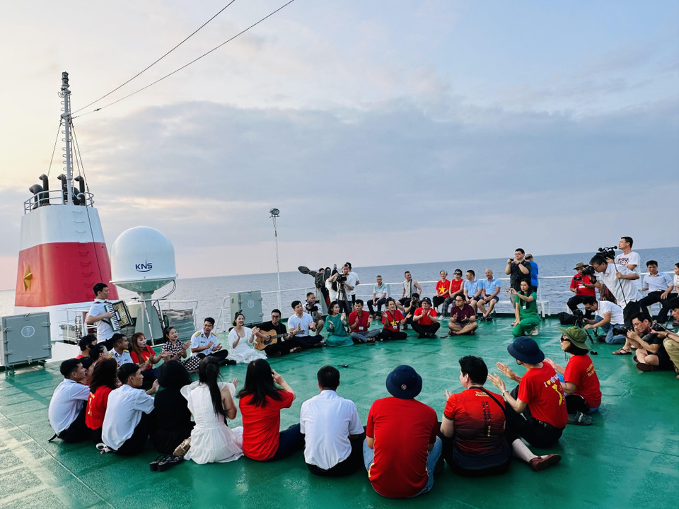 Những chương trình thăm biển đảo quê hương như hải trình Trường Sa sẽ là sợi dây gắn kết giữa đồng bào trong nước với đồng bào xa Tổ quốc. (Ảnh: Thùy Giang/Vietnam+)