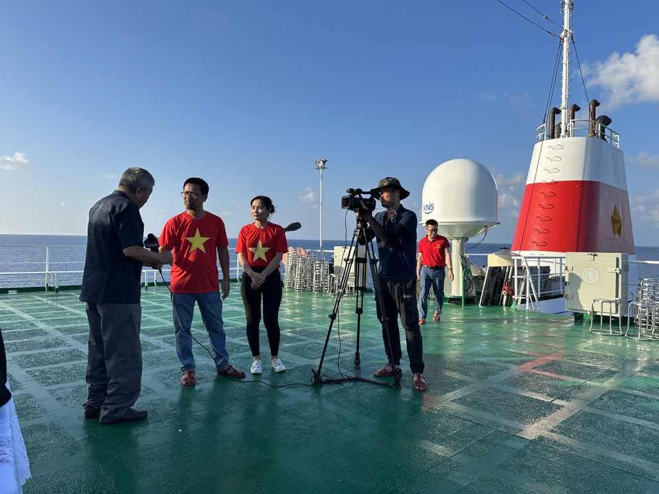  Trải qua hàng ngàn hải lý trên biển, với mỗi nhà báo thì sức khỏe là điều kiện tiên quyết. (Ảnh: PV/Vietnam+)