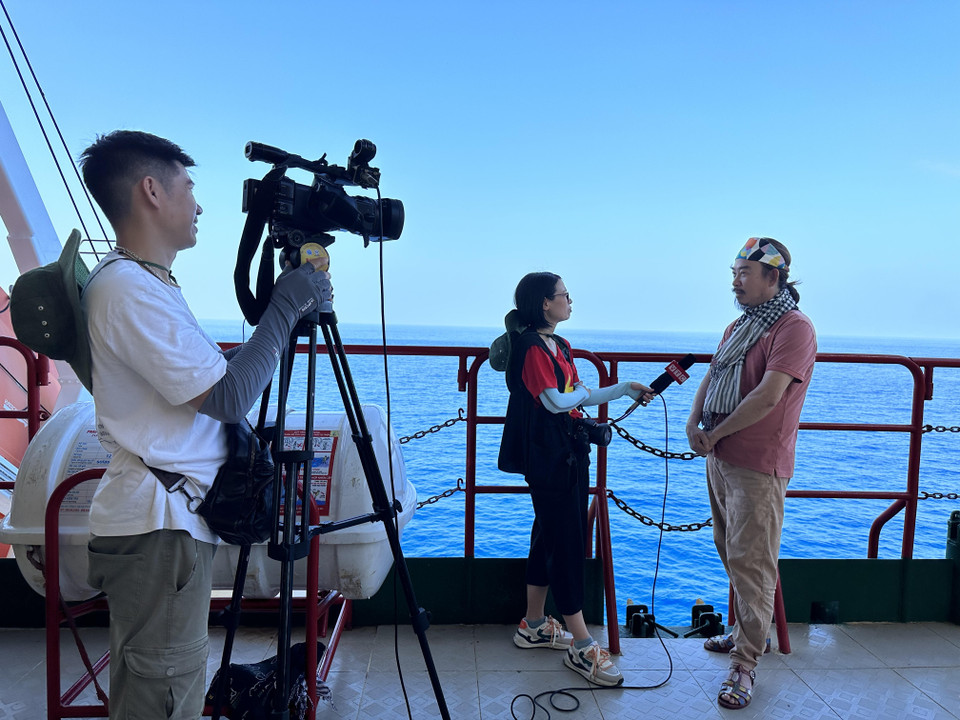  Khi đặt chân đến khu vực quần đảo, mỗi nhà báo, phóng viên phải tự phát huy sở trường riêng của mình để có nhiều dữ liệu nhất phục vụ cho tác phẩm. (Ảnh: PV/Vietnam+)
