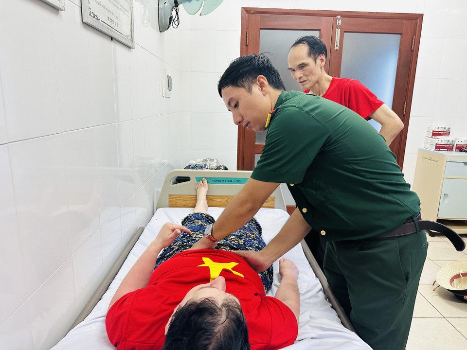 Bác sỹ Lã Văn Tuấn - Bệnh xá trưởng tiếp nhận cấp cứu bệnh nhân kiều bào Phạm Alla Pavlovna trong tình trạng mệt mỏi, các bác sỹ đã đo huyết áp, thăm khám cho bệnh nhân và kê thuốc. (Ảnh: Thùy Giang/Vietnam+)