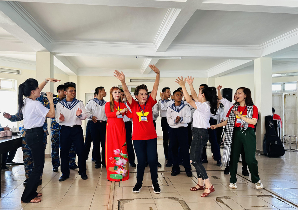 Kiều bào các nước giao lưu văn nghệ với các chiến sỹ trên đảo Đá Tây B. (Ảnh: Thùy Giang/Vietnam+)