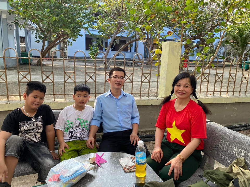 Bà Nguyễn Lan Hương, kiều bào Hà Lan giao lưu với thầy trò trên đảo Trường Sa. (Ảnh: PV/Vietnam+)