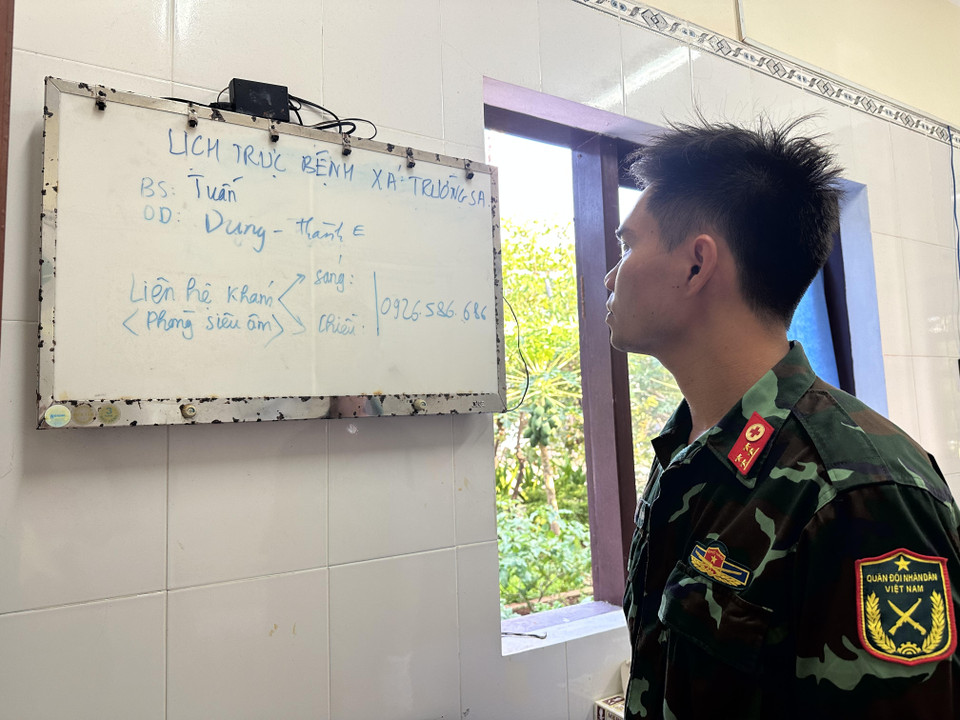 Bảng trực cấp cứu tại Bệnh xá đảo Trường Sa. Trong quý 1 năm 2023, bệnh xá đã khám và cấp cứu điều trị cho 477 lượt người, cấp cứu 13 ca (quân 7 ca, ngư dân 6 ca), trong đó đề nghị chuyển cấp cứu bằng máy bay về đất liền điều trị 3 trường hợp.(Ảnh: Thùy Giang/Vietnam+)