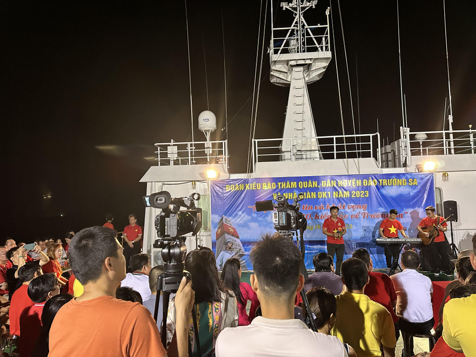 Sôi nổi các hoạt động giao lưu trên hải trình các đoàn tàu ra Trường Sa. (Ảnh: PV/Vietnam+)