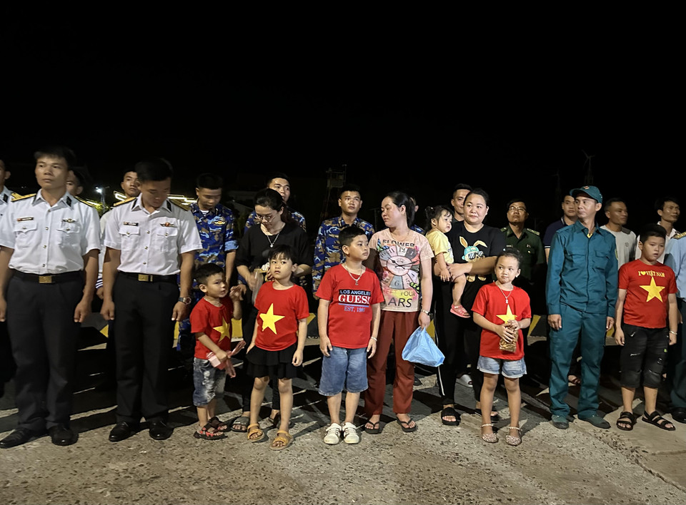 Các bé cùng đứng xếp hàng tiễn đoàn công tác. (Ảnh: Thùy Giang/Vietnam+)