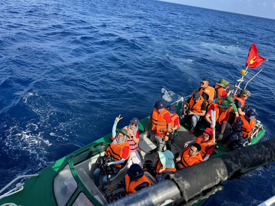 Vượt ngàn hải lý đến với Trường Sa, mỗi ngày các phóng viên trong đoàn công tác dậy từ 5 giờ sáng, chuẩn bị thiết bị tác nghiệp. (Ảnh: PV/Vietnam+)